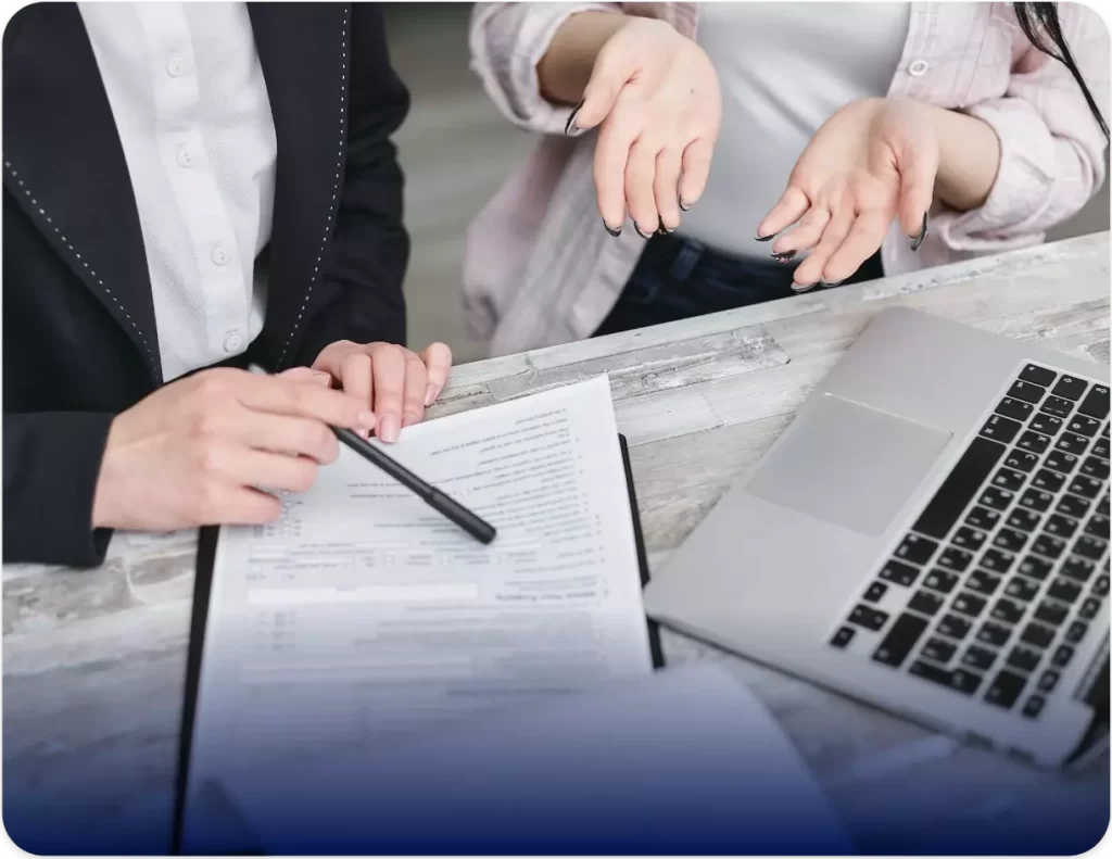 Personas firmando documentos